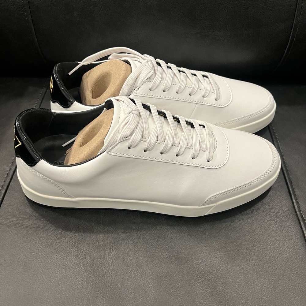 Novella Sneakers NEW